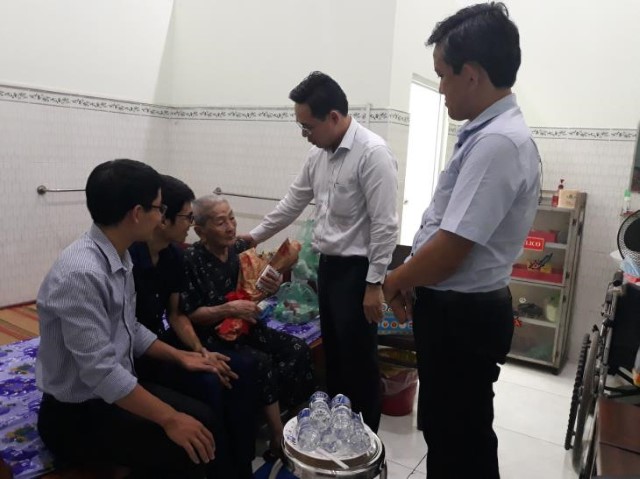 Ông Đoàn Cao Thái đại diện Ban chấp hành Hội phối hợp với Sở Tư pháp đi thăm hỏi, tặng quà cho mẹ Việt Nam anh hùng Bùi Thị Lăng