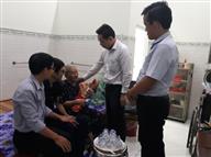 Ông Đoàn Cao Thái đại diện Ban chấp hành Hội phối hợp với Sở Tư pháp đi thăm hỏi, tặng quà cho mẹ Việt Nam anh hùng Bùi Thị Lăng